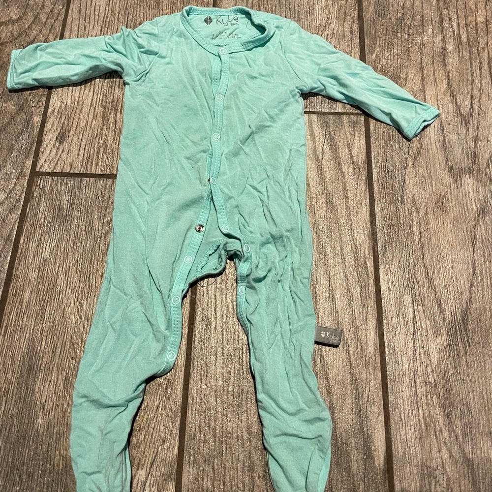 Kyte baby footie with snaps